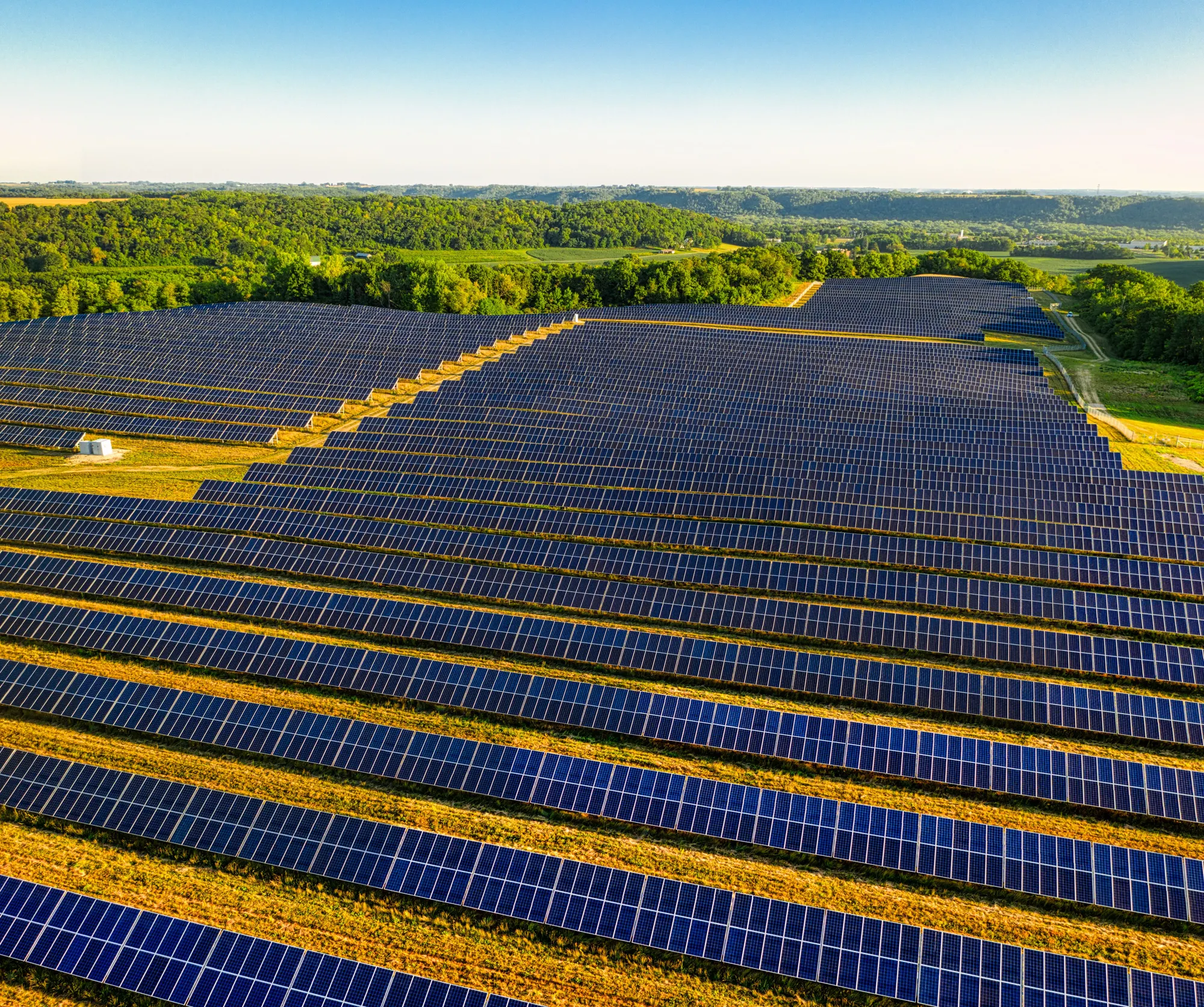 Parque solar entre colinas arboladas